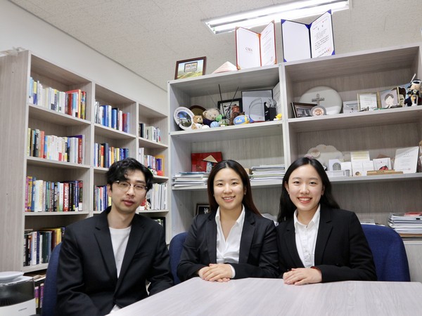 최근 미국 로욜라 메리마운트 대학교에서 열린 ‘2021 IBESCC’ 경진대회에서 1등상을 수상한 장서윤 학생팀(왼쪽부터 정태민, 정민주, 장서윤) 