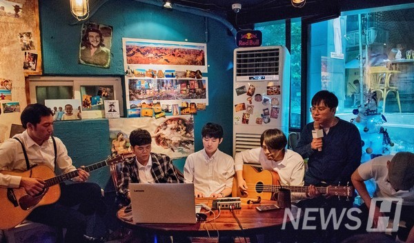 ▲ 밴드 활동 시절 기타를 치는 권 씨의 모습. 그는 밴드 활동을 하며 여러 음반을 발행하기도 했다. ⓒ 권무순 동문