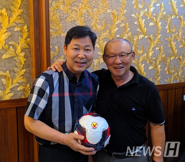 ▲ (왼쪽부터) 이만수, 박항서 동문 ⓒ헐크파운데이션