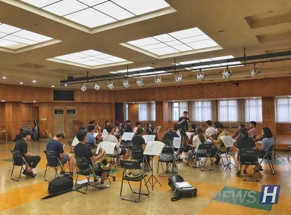 ▲ 코로나19 이전 하나클랑 동아리 부원들이 모여 오케스트라 연습을 하고 있다. ⓒ 박은지 학생