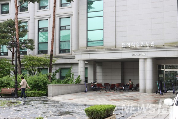 ▲ 법학학술정보관의 입구이다. 현재는 코로나19에 의해 입구가 폐쇄돼 제1법학관 입구를 통해서만 입장 할 수 있다. 