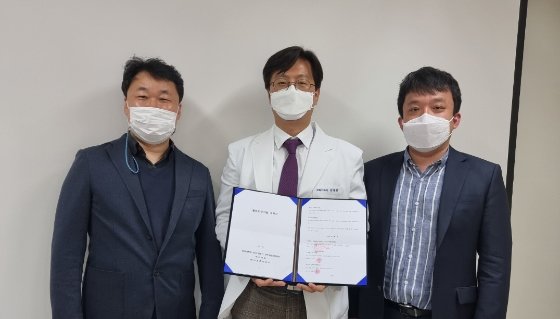 (왼쪽부터)김완규 카이팜 대표, 전대원 전대원 교수, 강석모 키프론바이오 이사. /사진제공=바이오톡스텍