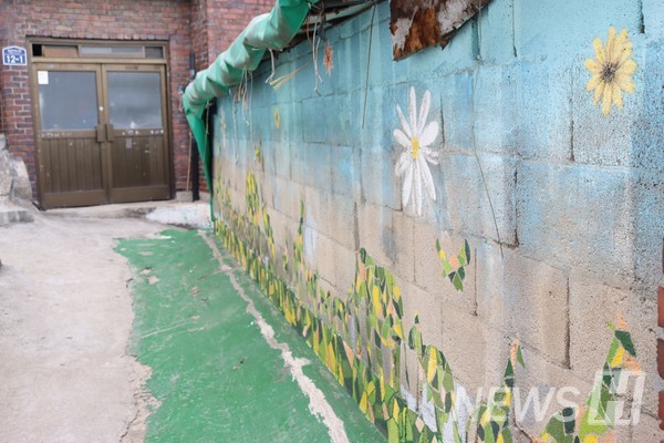 ▲ 제일 먼저 볼 수 있었던 '꽃' 벽화다. 꽃담벽화마을의 이름에 걸맞게 꽃 그림이 많다. 