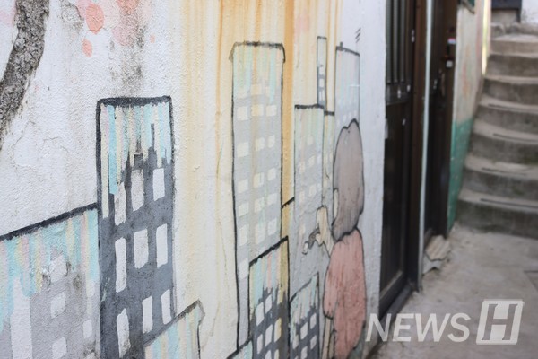 ▲ 잿빛 도시에 알록달록한 벽화를 수놓는 소녀가 보인다. 자원봉사자 1400여 명의 노력을 엿볼 수 있다.