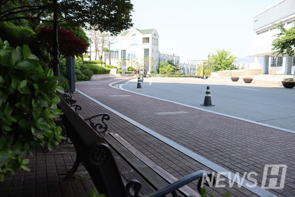 ▲ 올림픽체육관 가는 길. 나무 그림자가 드리운 자연 햇빛 가리개 벤치.