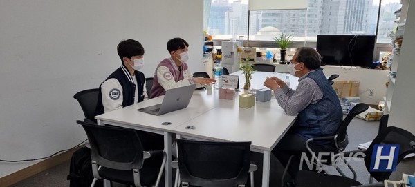 ▲김로빈(왼쪽), 윤선빈(가운데, 이상 응용미술교육과 2) 씨가 지난 3일, 택배노동조합 위원장인 진경호 씨와 간담회를 진행했다. ⓒ 윤선빈 학생