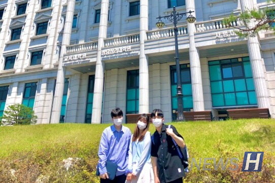 ▲김로빈(왼쪽), 전민서(가운데), 윤선빈(이상 응용미술교육과 2) 씨는 '택배 기사에 대한 갑질'이라는 공통의 관심사를 찾고, 딜리버H라는 팀을 구성하게 됐다. ⓒ 윤선빈 학생 