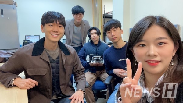 ▲ 왼쪽부터 손상현(기계공학부 3), 학부 연구생 인턴 담당 안사훈(기계공학부 석사과정), 윤요한, 김형준(이상 기계공학부 3), 황인진(기계공학부 4) 씨의 모습. 이들은 대회를 위해 준비했던 기간을 잊을 수 없을 것이라고 말했다. © 윤요한 학생