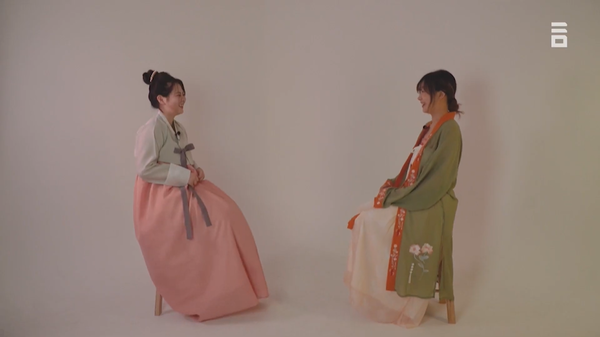 (From the left) Lim Kyung and Jeon Min-seo trying on each other’s traditional clothes. ⓒProject HAN YouTube channel
