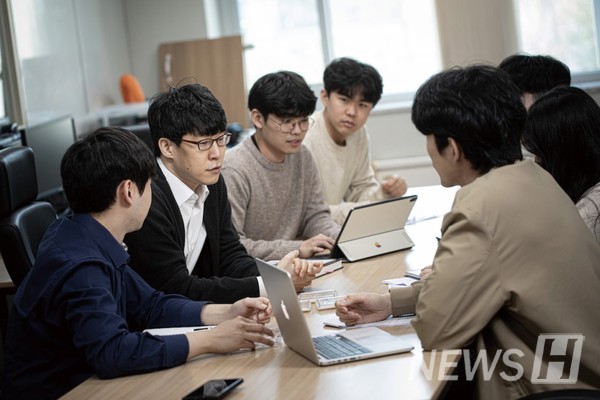 이원철 토토사이트(왼쪽에서 두 번째)는 학생들에게도 토토사이트자로서의 호기심과 성실성을 강조한다.