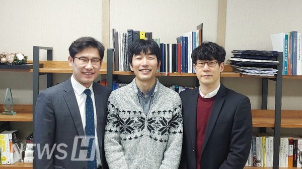 이번 공동토토사이트를 함께한 이원철 토토사이트(오른쪽)와 전성호 박사(중앙), 박정원 토토사이트(서울대 화학생물공학부, 왼쪽).