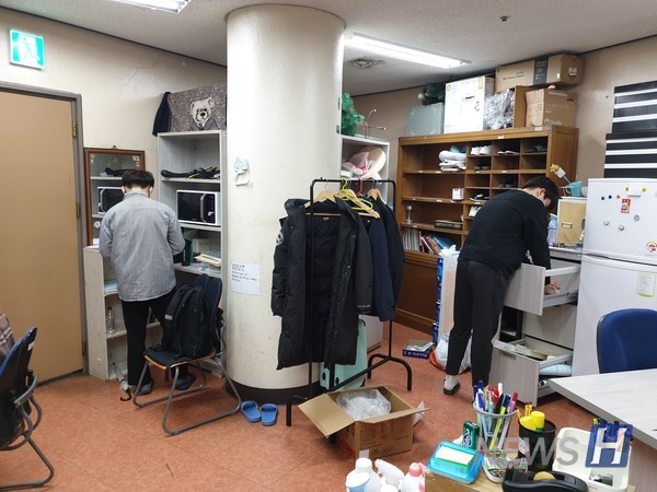 ▲ 백남학술정보관 win 토토사이트들이 열람실 사석을 정리하고 쌓인 짐을 정리하는 모습. © 이재혁 학생