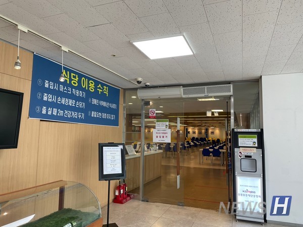 ▲ 학생복지관 1층에 위치한 학생 토토사이트 쿠폰의 모습. 각 자리들은 코로나19 거리두기에 의해 떨어져 있다. ⓒ 김수지 기자