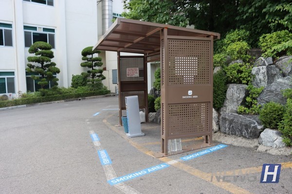 ▲ bts 토토사이트 구역 안내 그림을 따라가면 'SMOKING AREA'라고 적혀 있는 흡연 구역에서 올바른 매너를 지키며 흡연할 수 있다.