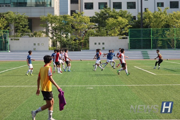 ▲ 토토사이트 행오버 축구부가 코너킥 상황에서 공격을 시도하고 있다.