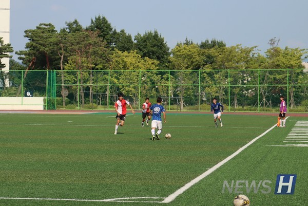 ▲ 토토사이트 행오버 축구부 선수가 드리블 하며 경기를 진행하고 있다.