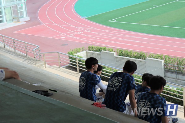 ▲ 경기를 위해 대기하고 있는 토토사이트 행오버 축구부 선수들의 모습이다.