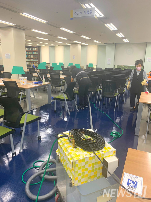 청소 작업을 진행해주시는 분들의 모습 (ⓒ백남학술정보관 블로그)