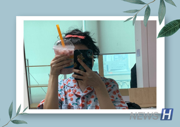 ▲ 라식 수술 후 휴식을 취하기 위해 '집캉스'를 즐기는 김혜음(미디어커뮤니케이션학과 3) 씨의 모습이다.