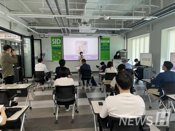 ▲ SID Audition 결선 참가팀이 발표를 진행하는 모습. 이번 대회는 코로나 19로 인해 최소화된 인원 속에서 진행했다. © ERICA캠퍼스 토토사이트 러쉬교육센터