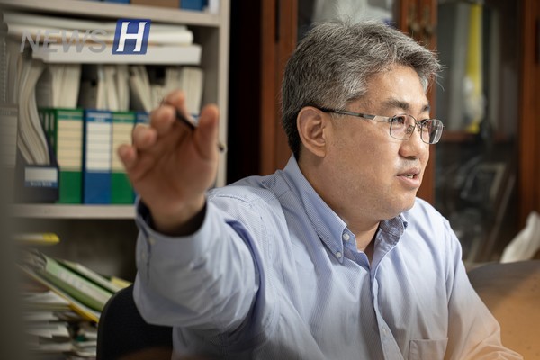 현재는 하이브리드차도 친환경차로 간주하지만, 미래에는 그 기준이 더 엄격해질 것이라 말하는 엄석기 교수.