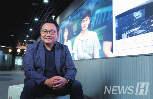 '나노공정 및 소자 연구실'을 이끄는 신소재공학과 안진호 교수.