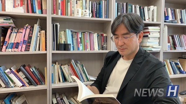 ▲ 정경영 교수는 카지노 토토대학 작곡과에서 카지노 토토사 교육을 담당하고 있다. 정 교수는 학교 밖에서도 카지노 토토의 감동을 알리기 위한 여러 활동을 진행 중이다. ⓒ 정경영 교수