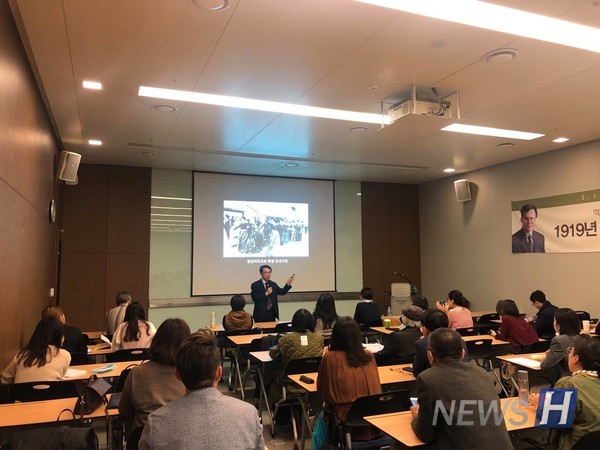 ▲ 지난 2019년 4월 책 ‘1919’ 저자 강연회 당시 강연을 진행하는 박 교수의 모습. 책은 1919년에 있었던 3.1 운동의 모습을 생생히 담아내고 있다. © 박찬승 교수