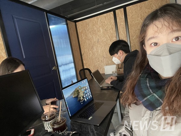 ▲ 실버로드 팀은 인솔과 신발 제품을 제작 과정 중 창업지원단에게도 도움이 되는 정보를 많이 얻었다. ⓒ유리예 학생