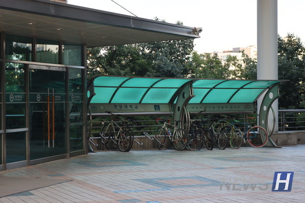 ▲ 공업센터 본관과 별관 사이 통로길에도 자전거를 보관할 수 있는 공간이 마련돼 있다.