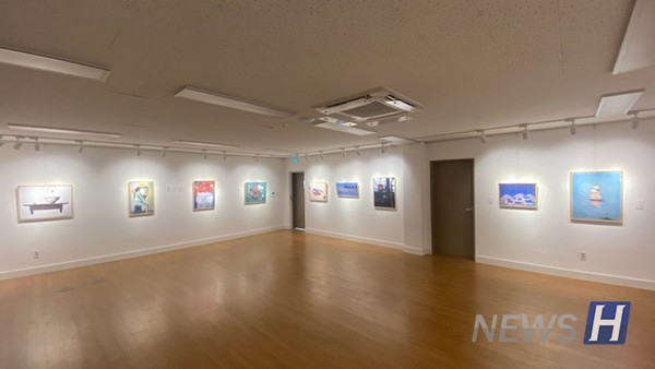 ▲ 프로젝트에 참여하는 학생들은 작은 미술관에 설치된 작품에 대한 소개와 미술 실기 수업을 아이들에게 제공한다. ⓒ 강원도교육청