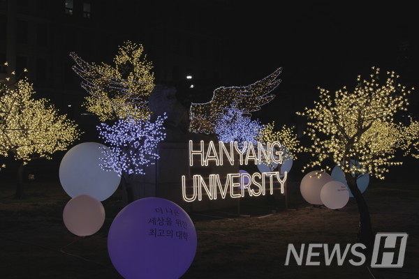 ▲ 디자인경영센터가 2020년 연말에 장식한 서울캠퍼스 사자 광장. 매년 다른 콘셉트로 기획해 토토사이트 로그인 뚫기 구성원들에게 기대감과 즐거움을 준다.  ⓒ 토토사이트