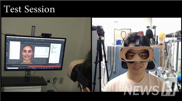 시연 동영상 실행 장면 : 사용자가 VR 헤드기어를 착용한 상태에서 짓는 표정(오른쪽)이 아바타의 얼굴에 실시간으로 반영되어 나타난다.
