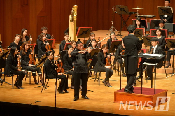 ▲ 지난 2016년 함께한대 주최 자선기금 음악회에서 바이올린을 연주하는 김응수 교수의 모습. 김 교수는 한양의 구성원으로서 많은 행사에 참여해왔다.