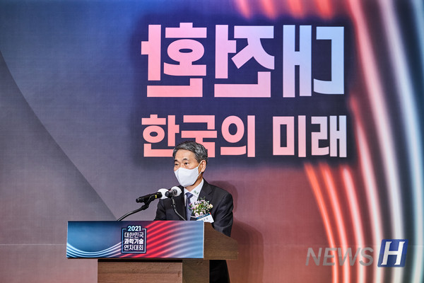 ▲ 권 토토사이트 토토나라가 대한민국 최고과학기술인상 시상식에서 인사말을 전하고 있다. 그는 능동형 유기발광다이오드(AMOLED) 연구를 통해 대한민국이 디스플레이 강국이 되는데 기여한 공로를 인정받았다. ⓒ 권오경 토토사이트 토토나라