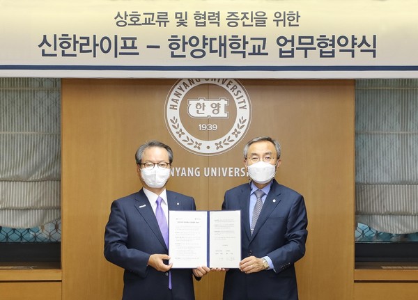 성대규 신한라이프 대표(왼쪽)와 김우승 총장이 24일 서울 성동구에서 산학공동연구를 위한 협약 체결 후 기념촬영하고 있다.
