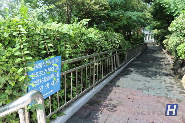 ▲ 88계단을 내려가다 보면 학생회관 3층으로 이어지는 통로가 있다. 현재는 코로나19로 인해 이용할 수 없다.