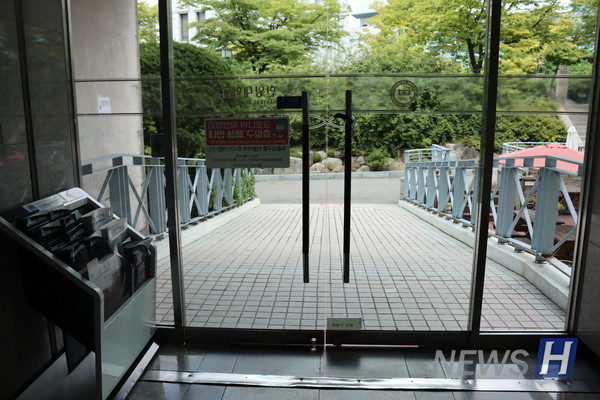 ▲ 중앙도서관에서 제1공학관으로 이어지는 출입문은 3층에 있다. 현재는 주 출입구 이외 출입이 불가능해 이용이 불가능하지만 한양인의 빠른 출입을 도와주는 한양 공법의 대표적인 예시이다.