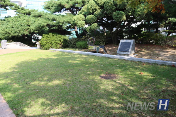 ▲ 백남학술정보관 앞에 위치한 마조단터의 모습이다.