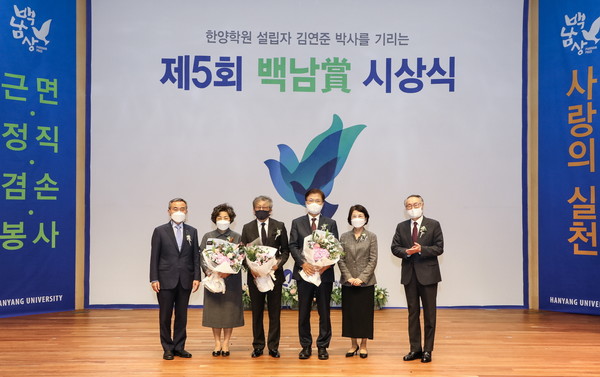 (From the right) 사이다토토 Memorial Association Chairman Kim Jong-ryang, Hallym University President Choi Yang-hee couple, Korean Chamber Orchestra music director Kim Min, Korean Nurses Association President Shin Kyung-rim, and Hanyang University President Kim Woo-seung taking a commemorative photograph.