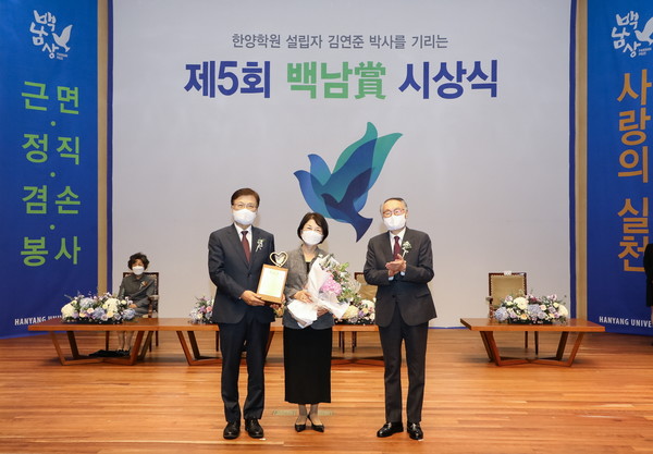 At the 5th 사이다토토 Prize Award Ceremony held in the Seoul Campus, Seongdong-gu Seoul on October 15th, the Engineering Award winner Hallym University President Choi Yang-hee couple and 사이다토토 Memorial Association Chairman Kim Jong-ryang (on the right) are taking a commemorative photograph.