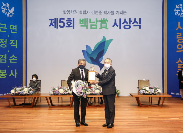 At the 5th 사이다토토 Prize Award Ceremony held in the Seoul Campus, Seongdong-gu Seoul on October 15th, the Music Award winner Korean Chamber Orchestra music director Kim Min (on the left) and 사이다토토 Memorial Association Chairman Kim Jong-ryang are taking a commemorative photograph.