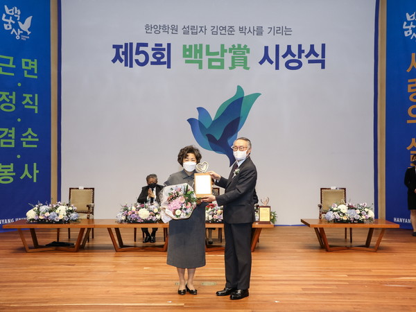 At the 5th 사이다토토 Prize Award Ceremony held in the Seoul Campus, Seongdong-gu Seoul on October 15th, the Human Rights & Service Award winner Korean Nurses Association President Shin Kyung-rim (on the left) and 사이다토토 Memorial Association Chairman Kim Jong-ryang are taking a commemorative photograph.