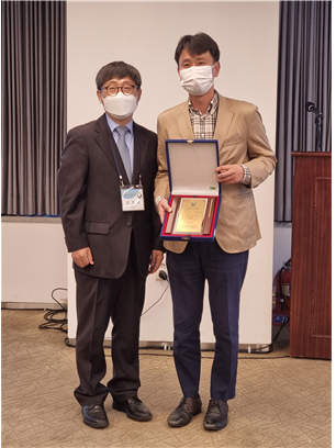 ▲ 2021년 정보 및 제어 학술대회(Conference on Information and Control Systems) 신진연구자상 수상 사진 