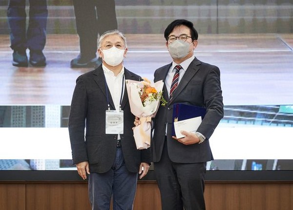 28일 부산 벡스코에서 열린 제24회 오뚜기 함태호 학술상 시상식에서 이현규 한양대 번화가 토토사이트와 함영준 오뚜기 회장이 기념 촬영을 하고 있다.  (ⓒ오뚜기)