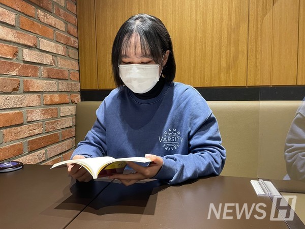  ▲ 배 씨는 "시를 창작할 때 필사를 하는 것이 큰 도움이 된다"며, "이번 수상 작품은 심보선 시인의 '슬픔이 없는 십오 초'와 허수경 시인의 '시간언덕'을 참고했다"고 얘기했다. ⓒ 배예빈 학생