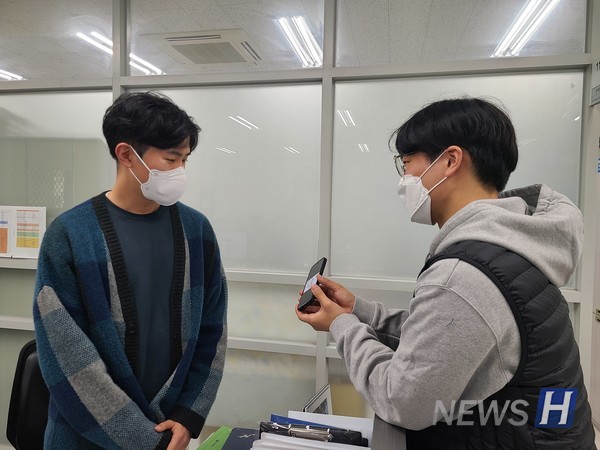 ▲ CPF 팀원이 관재팀 직원과 프로젝트 진행에 필요한 포스터 부착 과정을 조율하고 있다.
