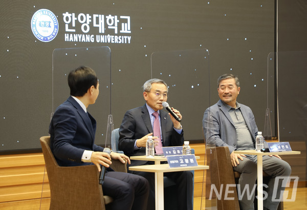 ▲ 한양대에서 열린 제1회 대학 기업가정신 토크 콘서트에서 김우승 총장(가운데)이 발언하는 모습. 그는 행사에서 대학의 혁신과 산학협력의 중요성에 대해 여러 차례 언급했다.