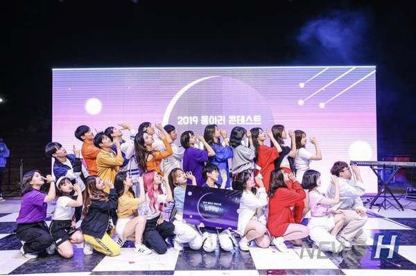 ▲ 에리카캠퍼스 종합예술 댄스동아리 '만취'가 2019 동아리 콘테스트에서 최우수상을 받은 후 동아리 대표 포즈를 취하고 있다. 만취는 다양한 장르를 넘나드는 퍼포먼스를 보이며 활발한 활동을 이어간다. ⓒ 하지선 학생