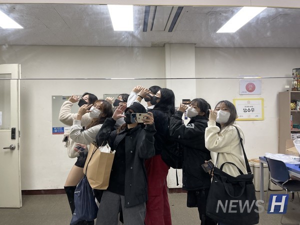 ▲ 댄스동아리 소속 학생들은 바쁜 일상 속 안무 연습을 진행하며 춤추는 즐거움을 누리고 있다. ⓒ 하지선 학생